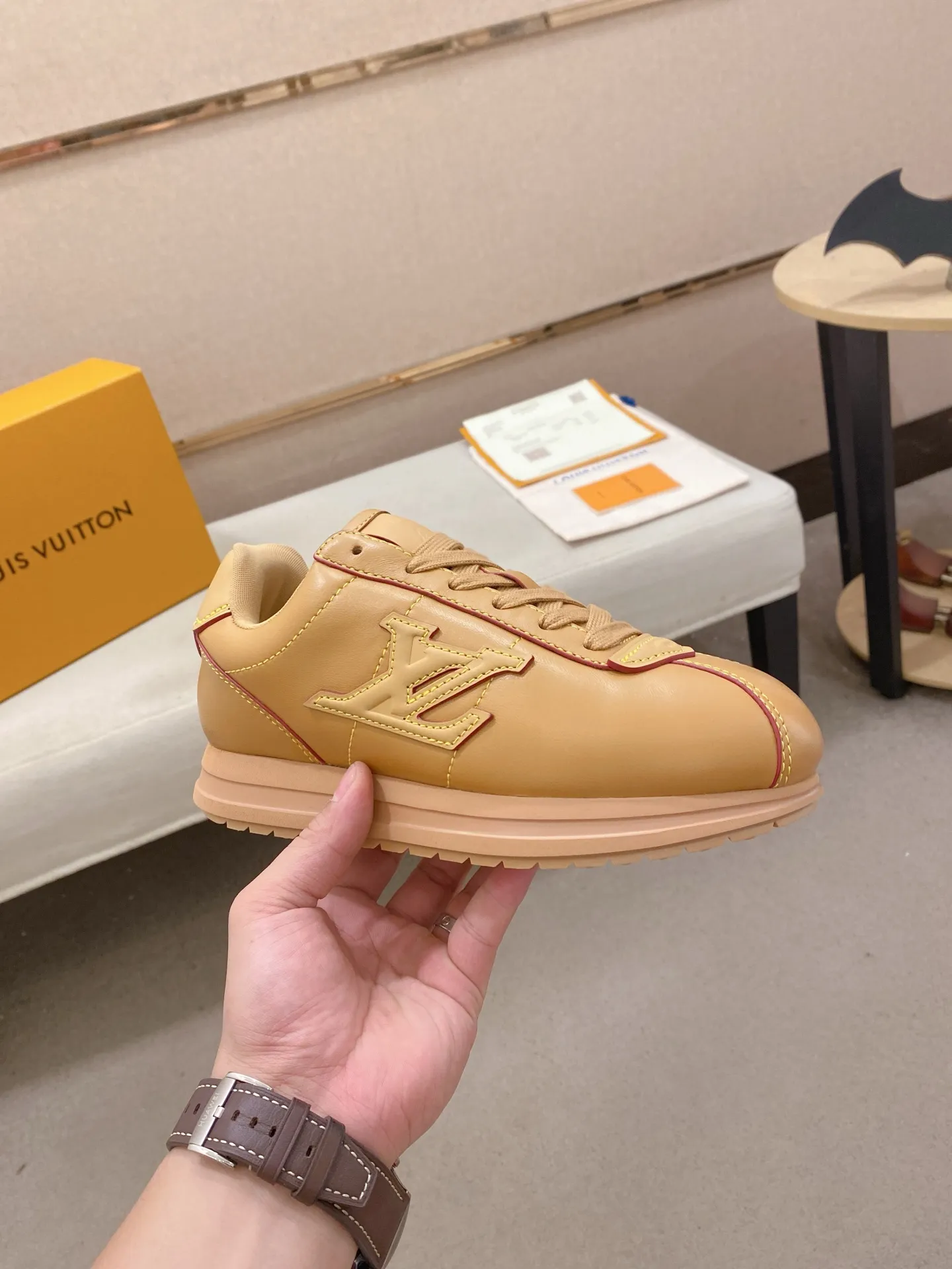 Men's shoes💰: Couple style 700💰LOUIS VUITTON Footint Soccer sneakers‼ ️ The top version, the same sneakers for LV couples. You will look fashionable when you wear them. This Footint Soccer sneaker was unveiled in the 2025 spring and summer series fashion show. The tongue is embellished with the Lvers United badge inspired by the football team. The rubber sole of the foot is decorated with multiple Louis Vuitton logos. The original latest packaging. Fabric: original imported cowhide. Lining: original imported breathable mesh. Foot pad: original injection molding pad. Outsole: original molded T combination outsole. Size: 35-45.